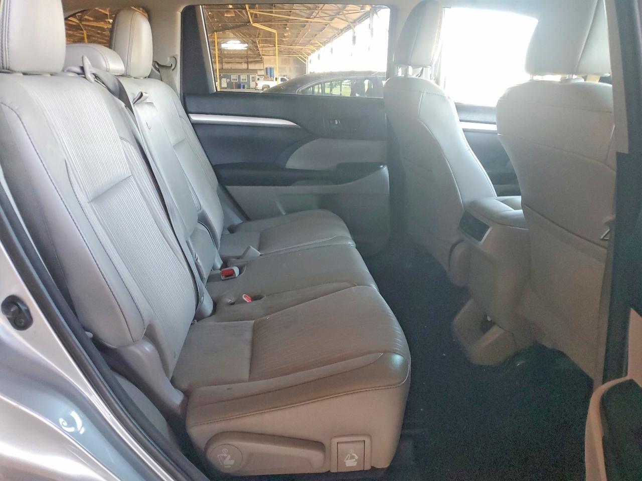 2016 Toyota Highlander Le Plus - zdjęcie 11