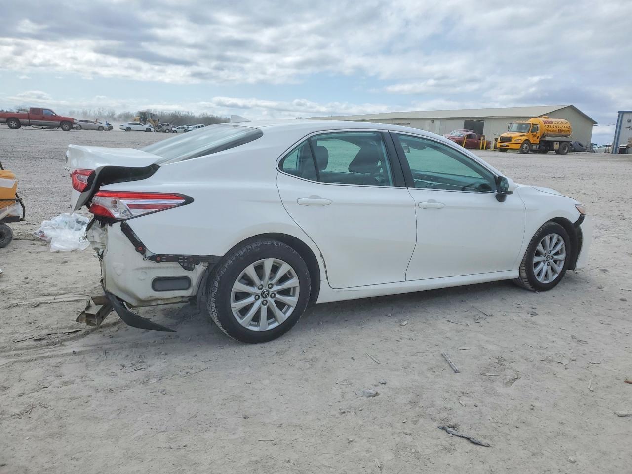 2019 Toyota Camry Le - zdjęcie 3