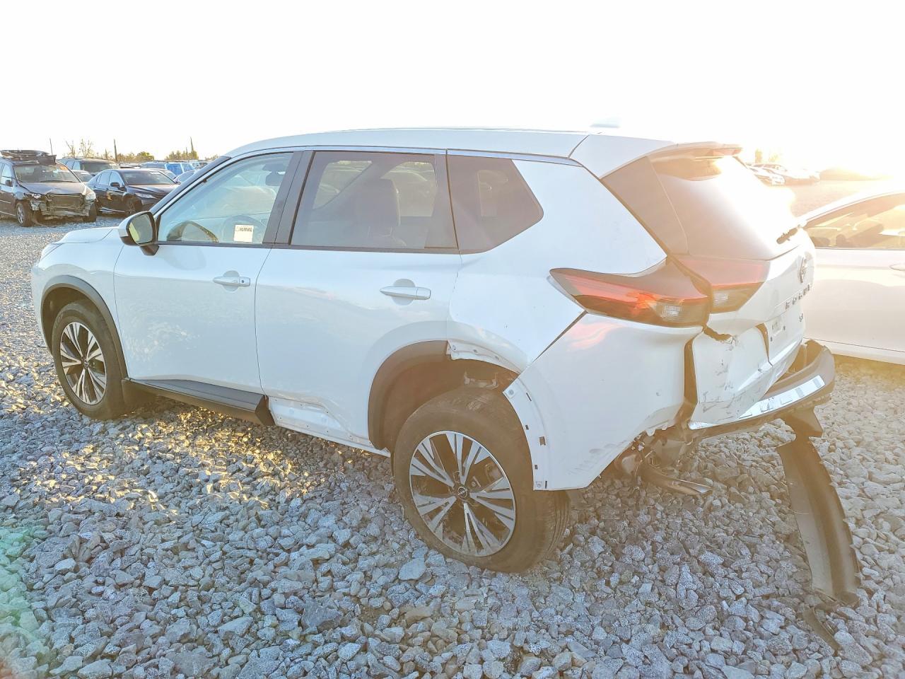 2023 Nissan Rogue Sv - zdjęcie 2