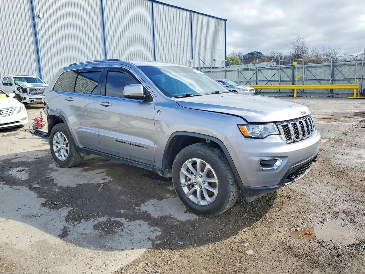 2021 Jeep Grand Cherokee Laredo - zdjęcie 4