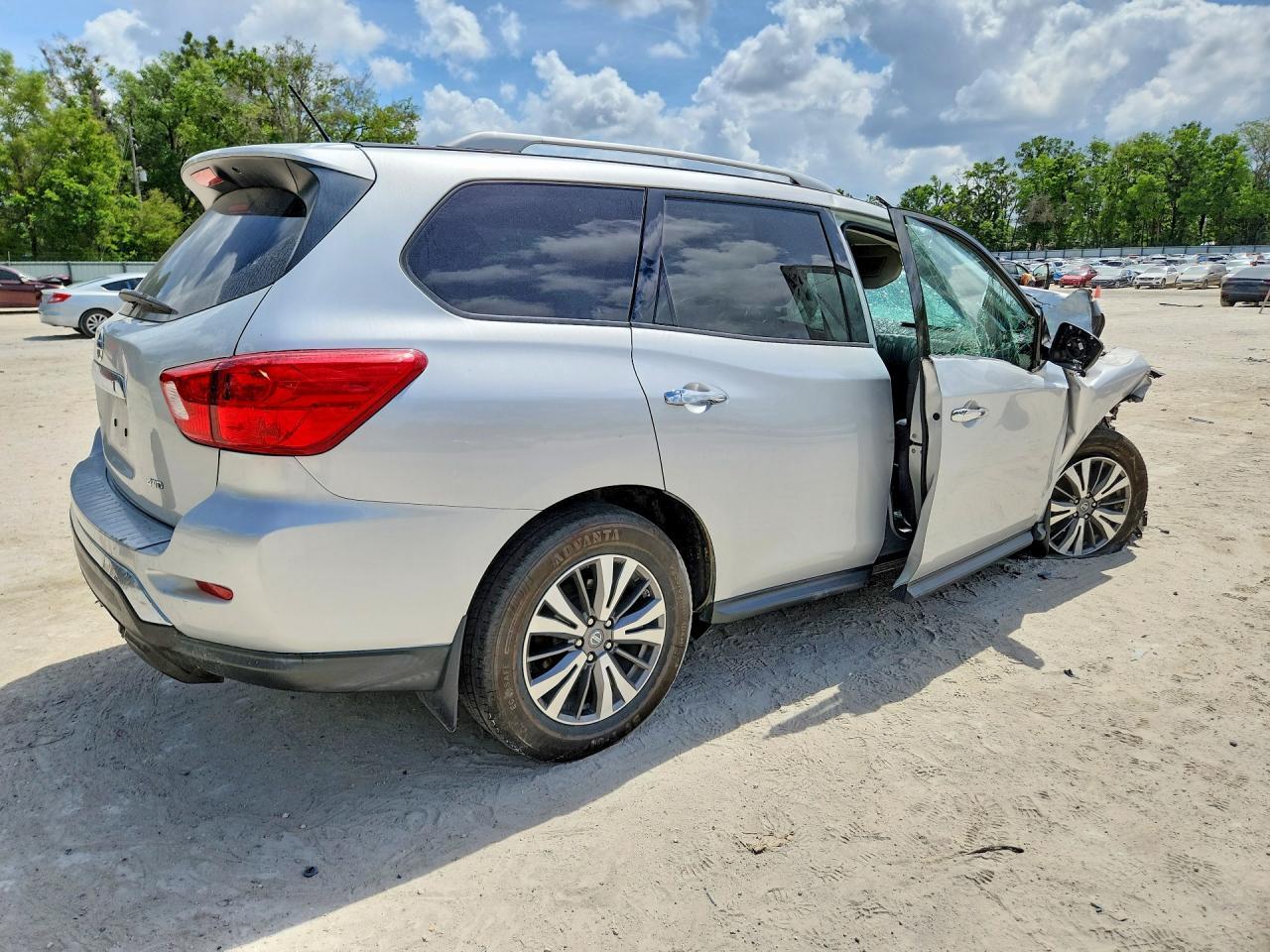 2018 Nissan Pathfinder S - zdjęcie 3