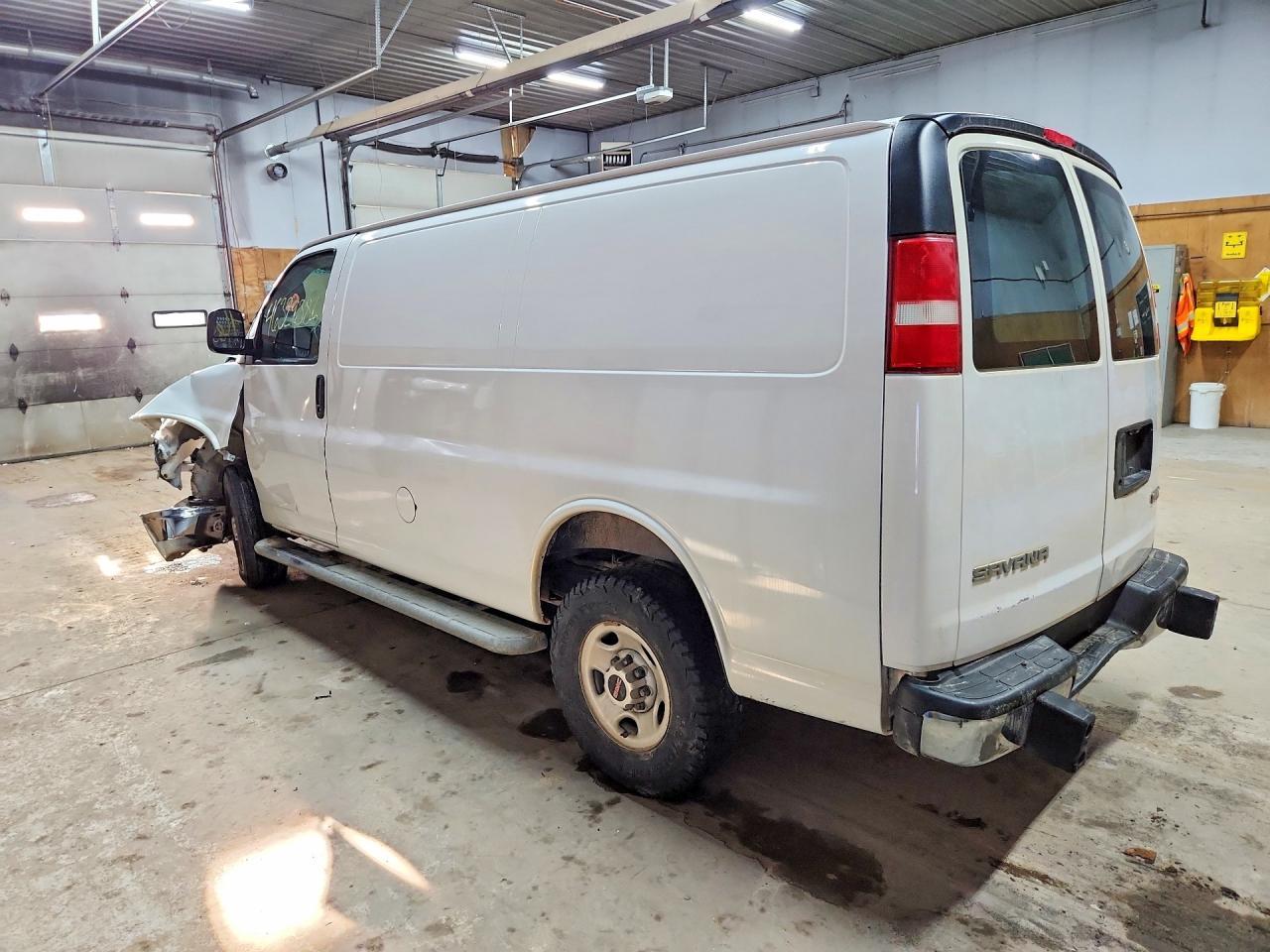 2017 GMC Savana G2500 - zdjęcie 2
