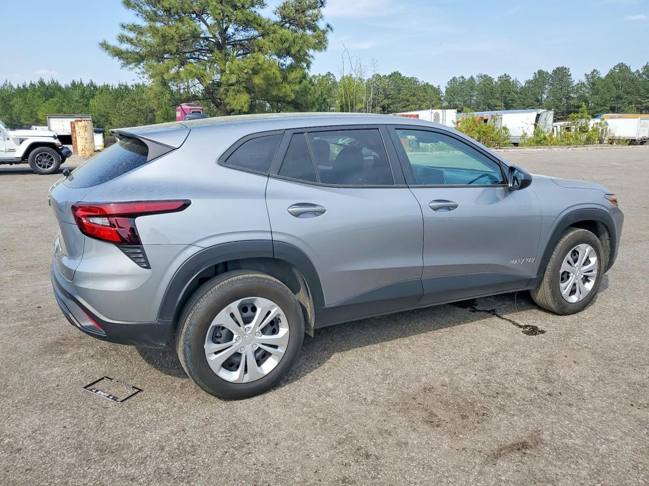 2025 Chevrolet Trax Ls - zdjęcie 3