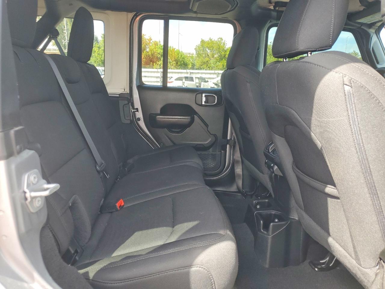 2020 Jeep Wrangler Unlimited Sport - zdjęcie 11