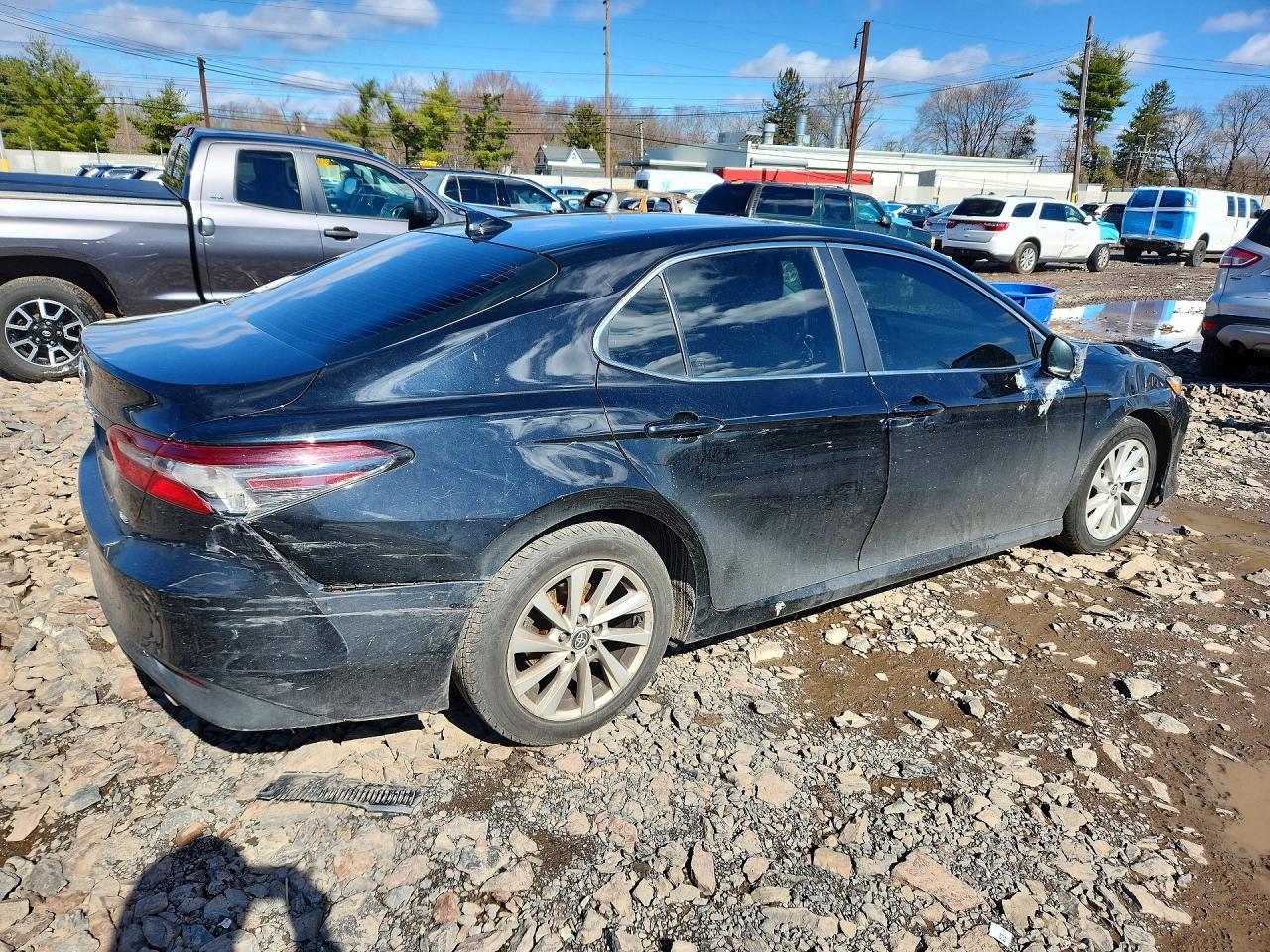 2021 Toyota Camry Le - zdjęcie 3