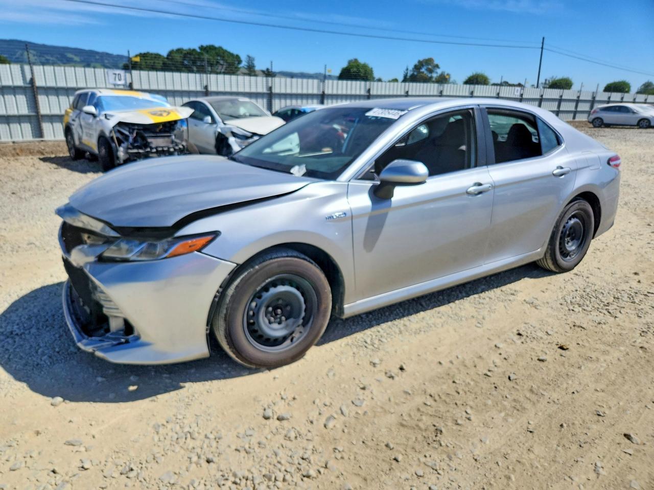 2020 Toyota Camry Hybrid Le - zdjęcie główne
