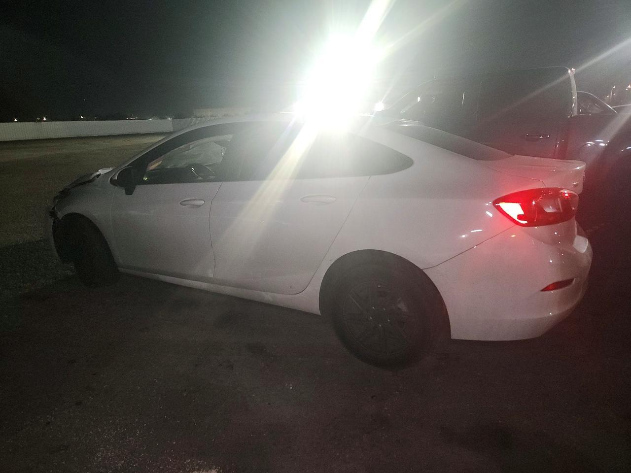 2016 Chevrolet Cruze Ls - zdjęcie 2