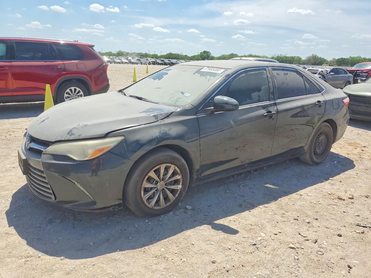 2016 Toyota Camry Le - zdjęcie główne