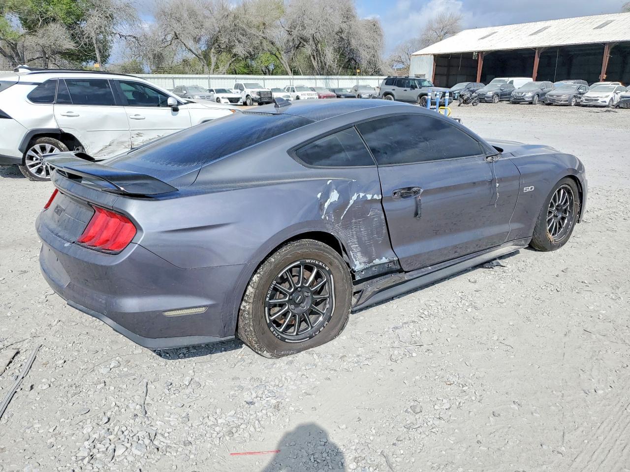 Ford Mustang - zdjęcie 3