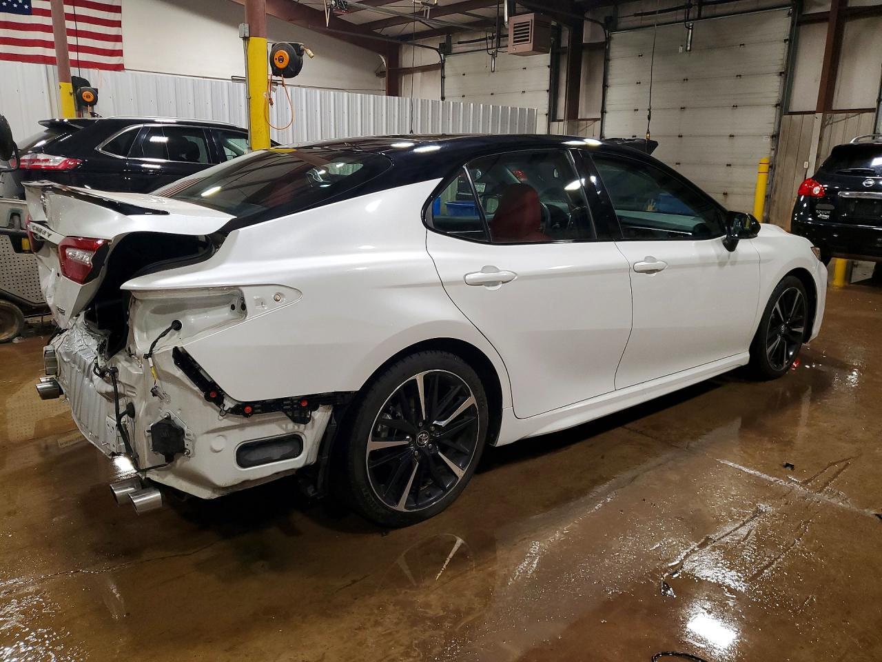 2018 Toyota Camry Xse - zdjęcie 3