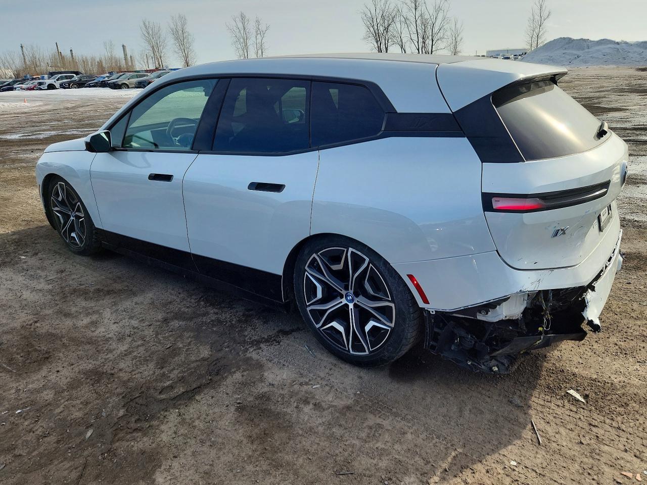 2022 BMW Ix xDrive50 - zdjęcie 2