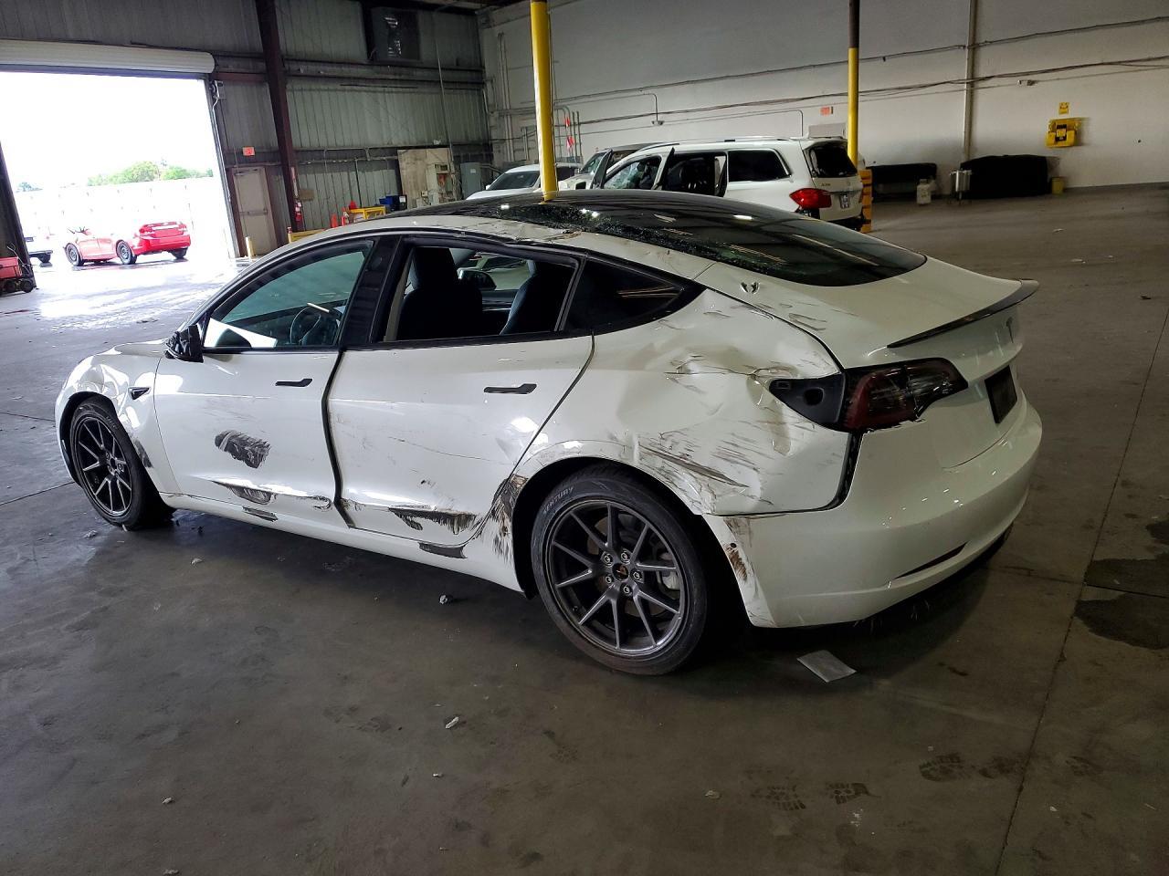 2021 Tesla Model 3 - zdjęcie 2