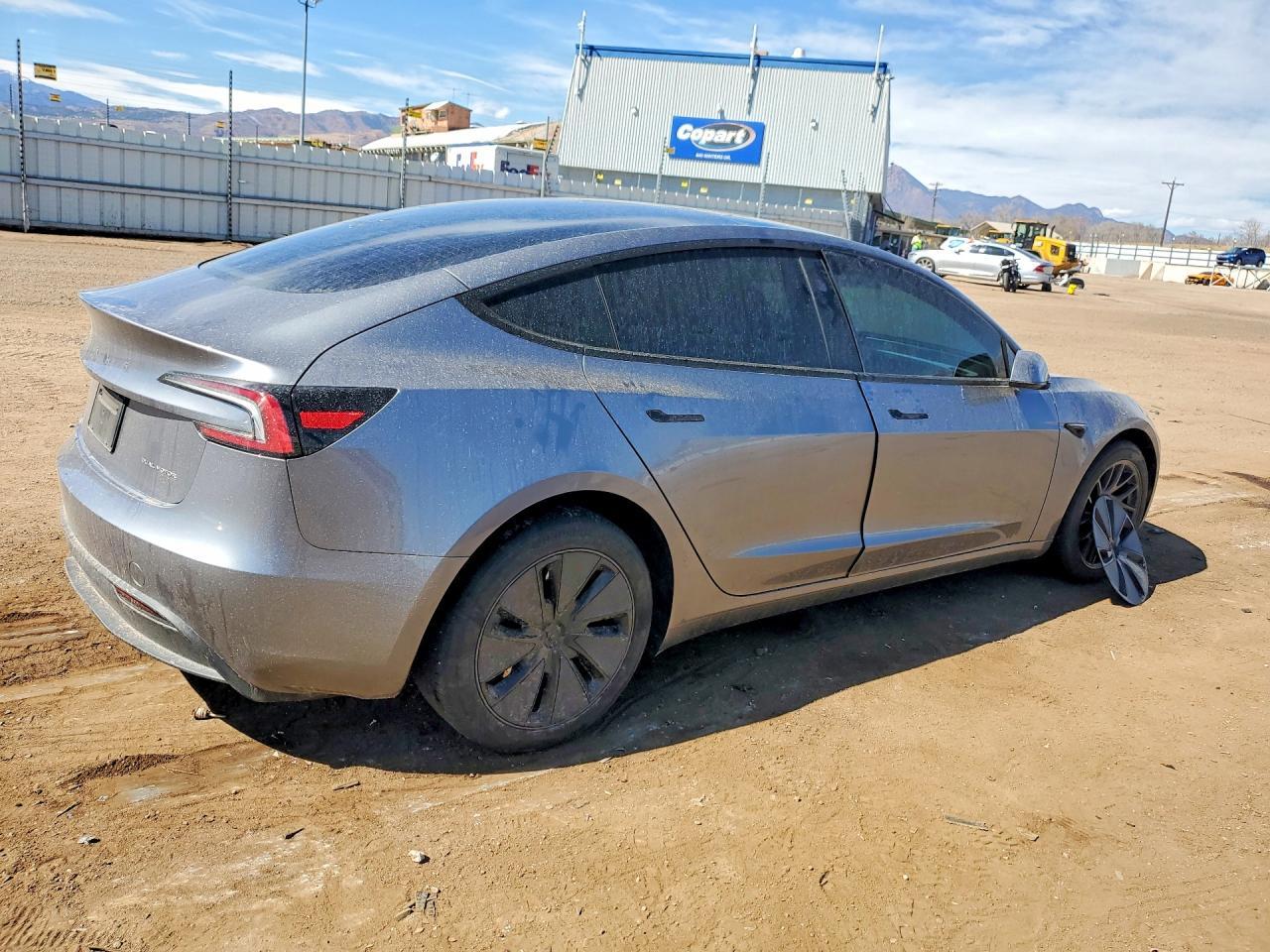 2025 Tesla Model 3 - zdjęcie 3