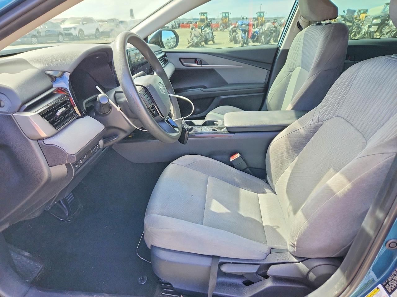 2025 Toyota Camry Le - zdjęcie 7