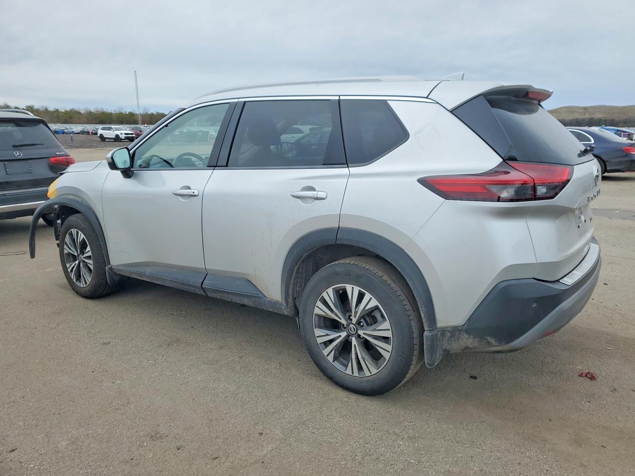 2021 Nissan Rogue Sv - zdjęcie 2