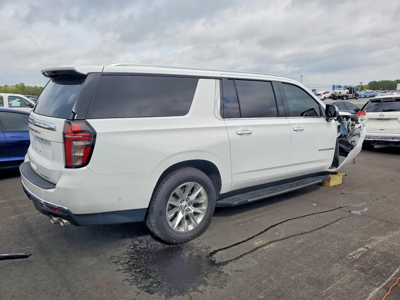 2023 Chevrolet Suburban C1500 Premier - zdjęcie 3