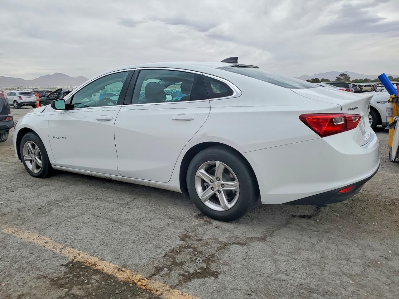 2022 Chevrolet Malibu Ls - zdjęcie 2