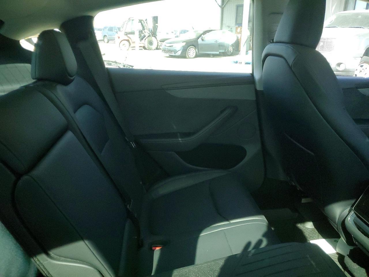 2026 Tesla Model Y - zdjęcie 10