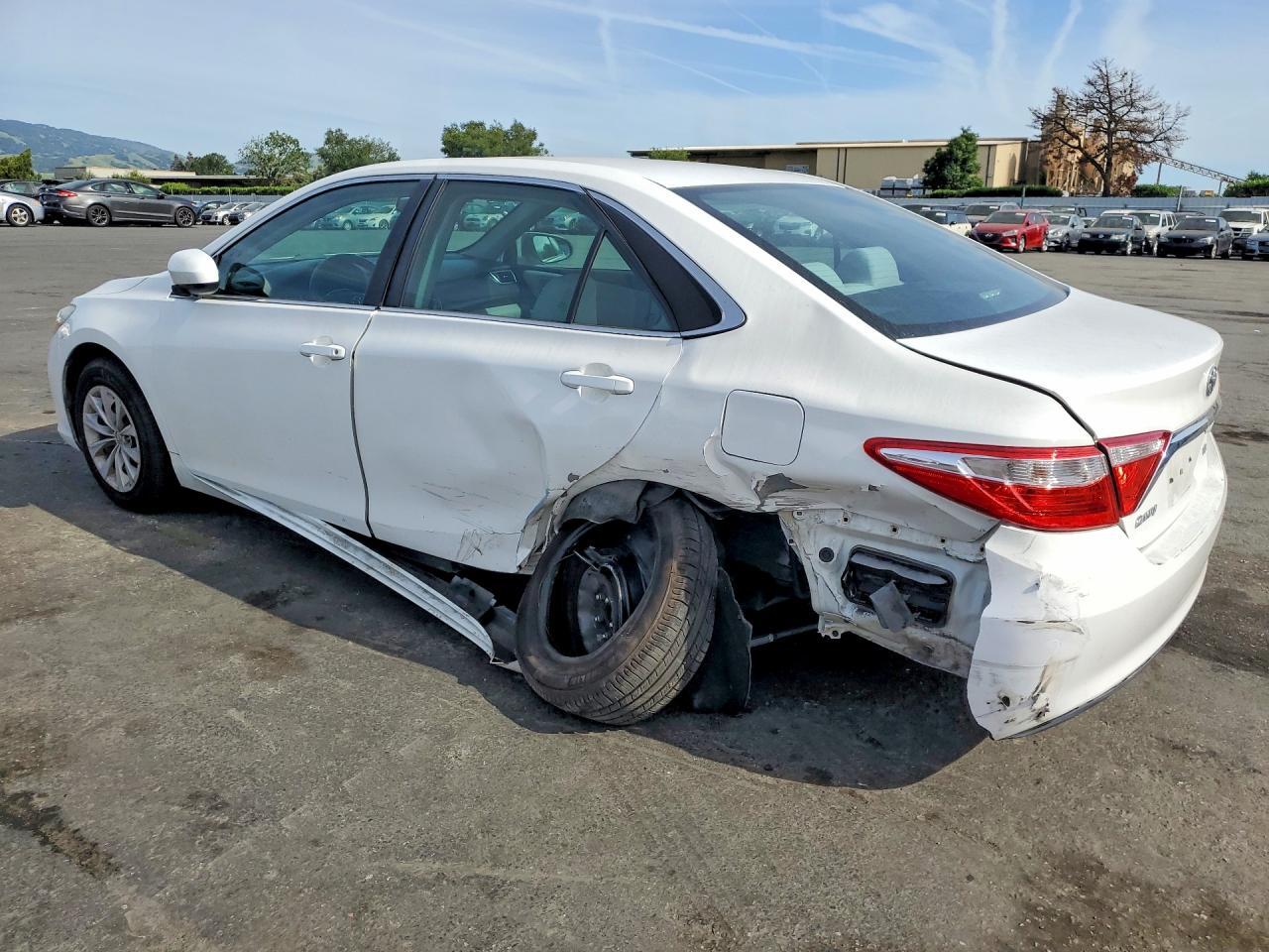 2016 Toyota Camry Le - zdjęcie 2