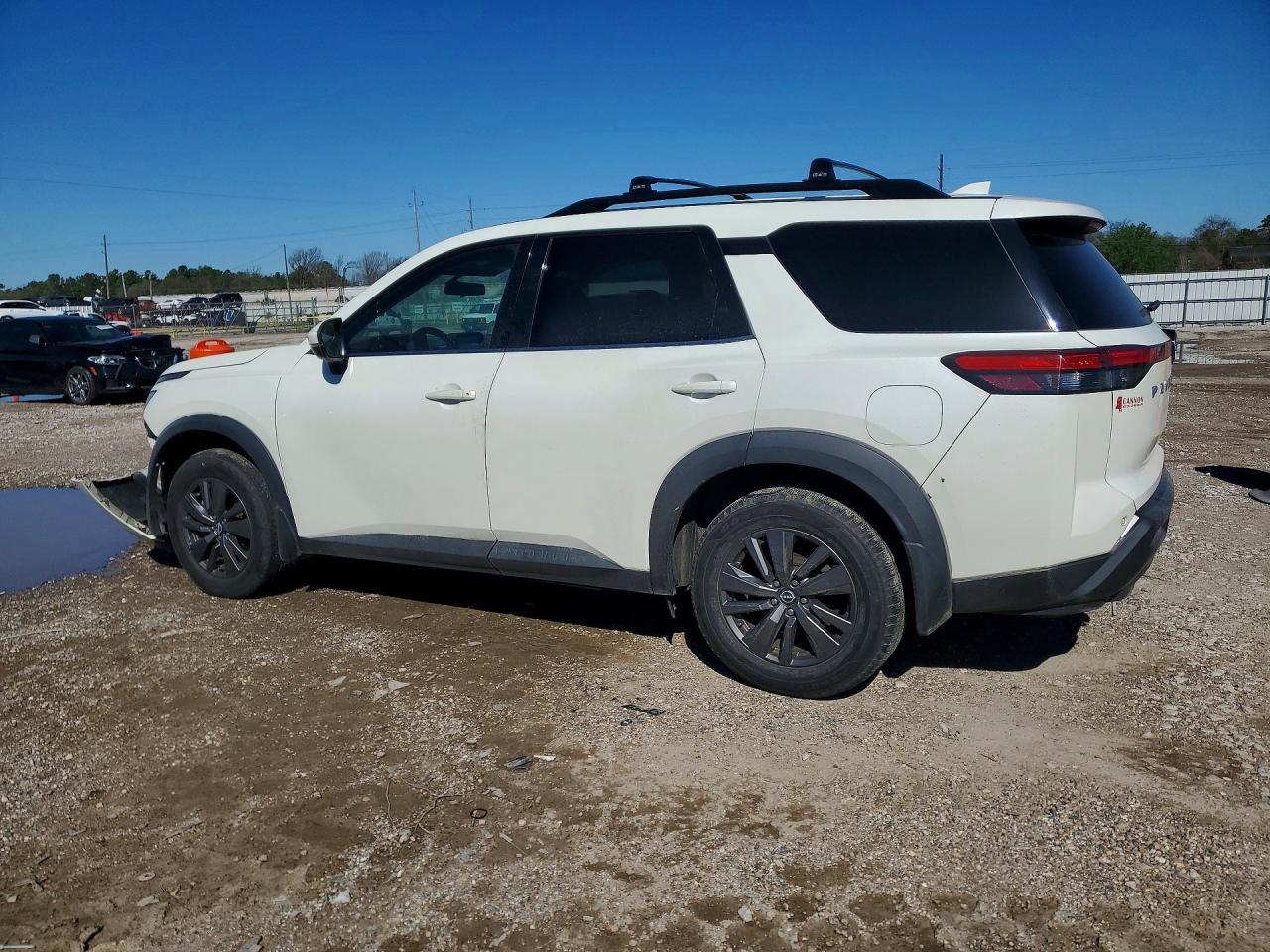 2022 Nissan Pathfinder Sv - zdjęcie 2