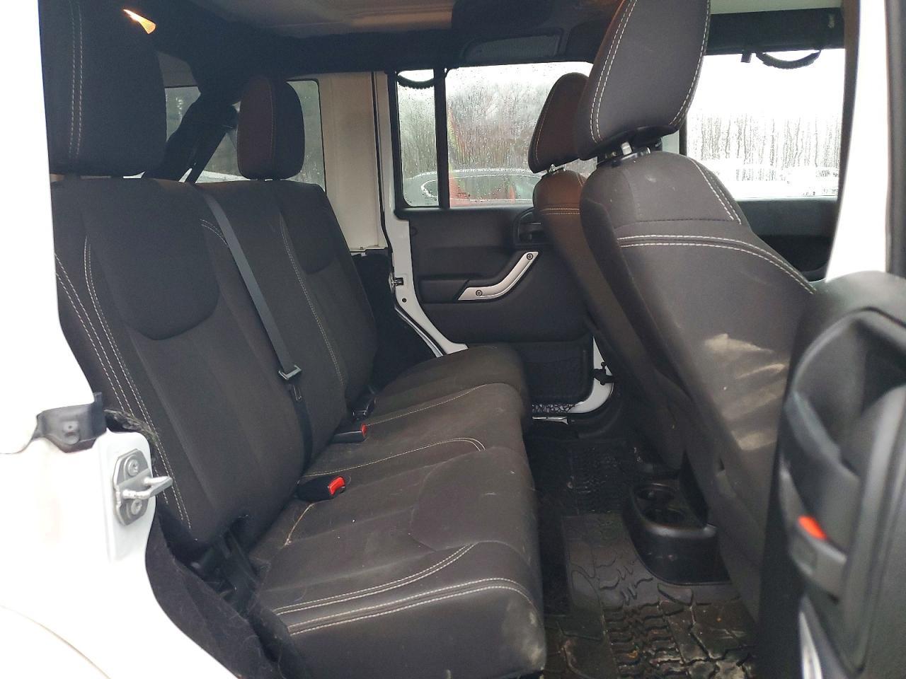 2016 Jeep Wrangler Unlimited Sahara - zdjęcie 10