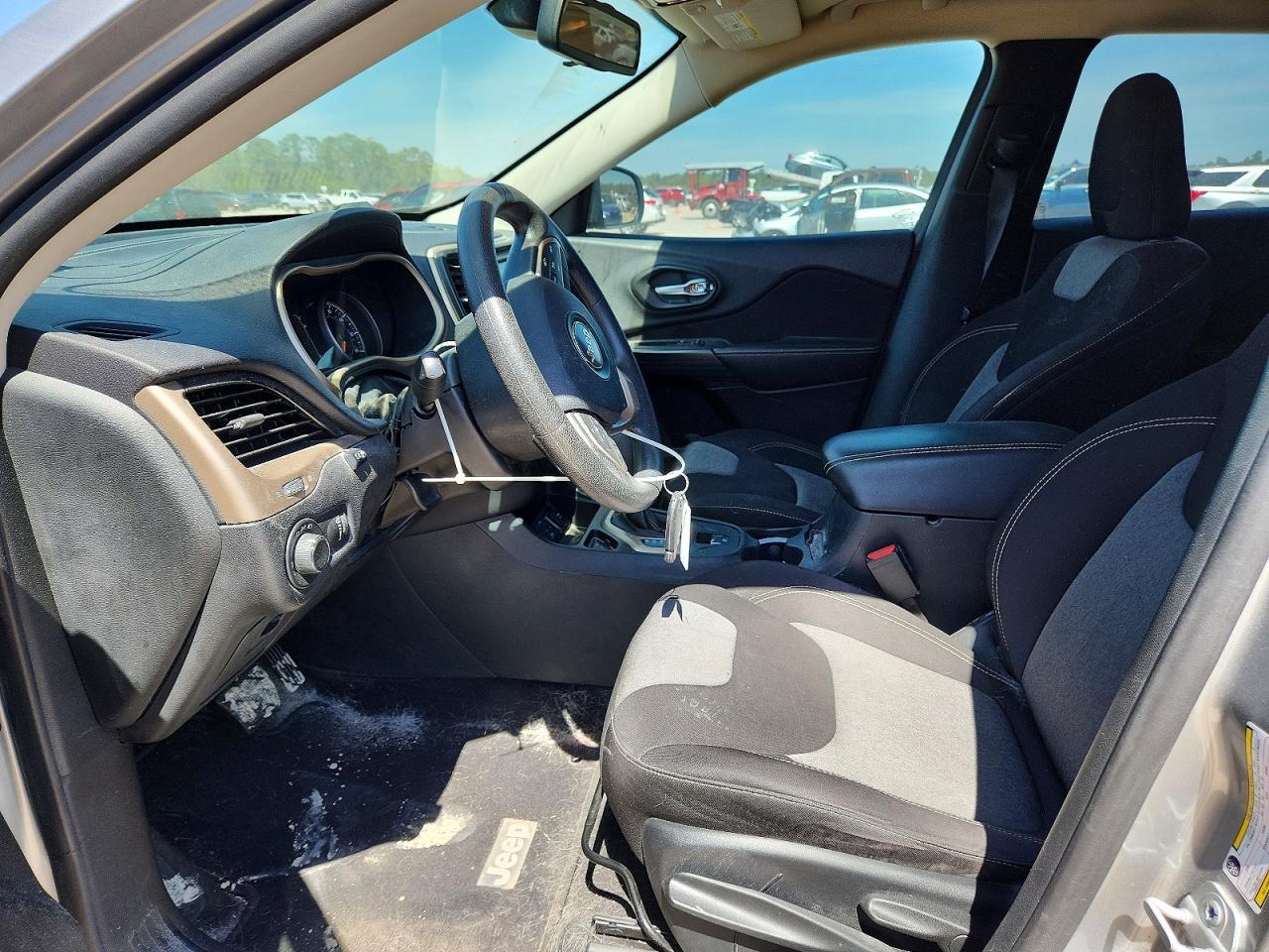 2015 Jeep Cherokee Sport - zdjęcie 7