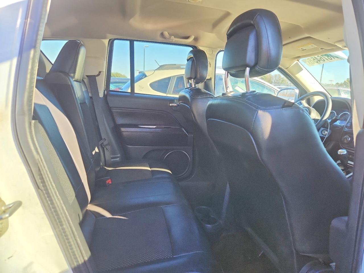 2016 Jeep Compass Latitude - zdjęcie 11