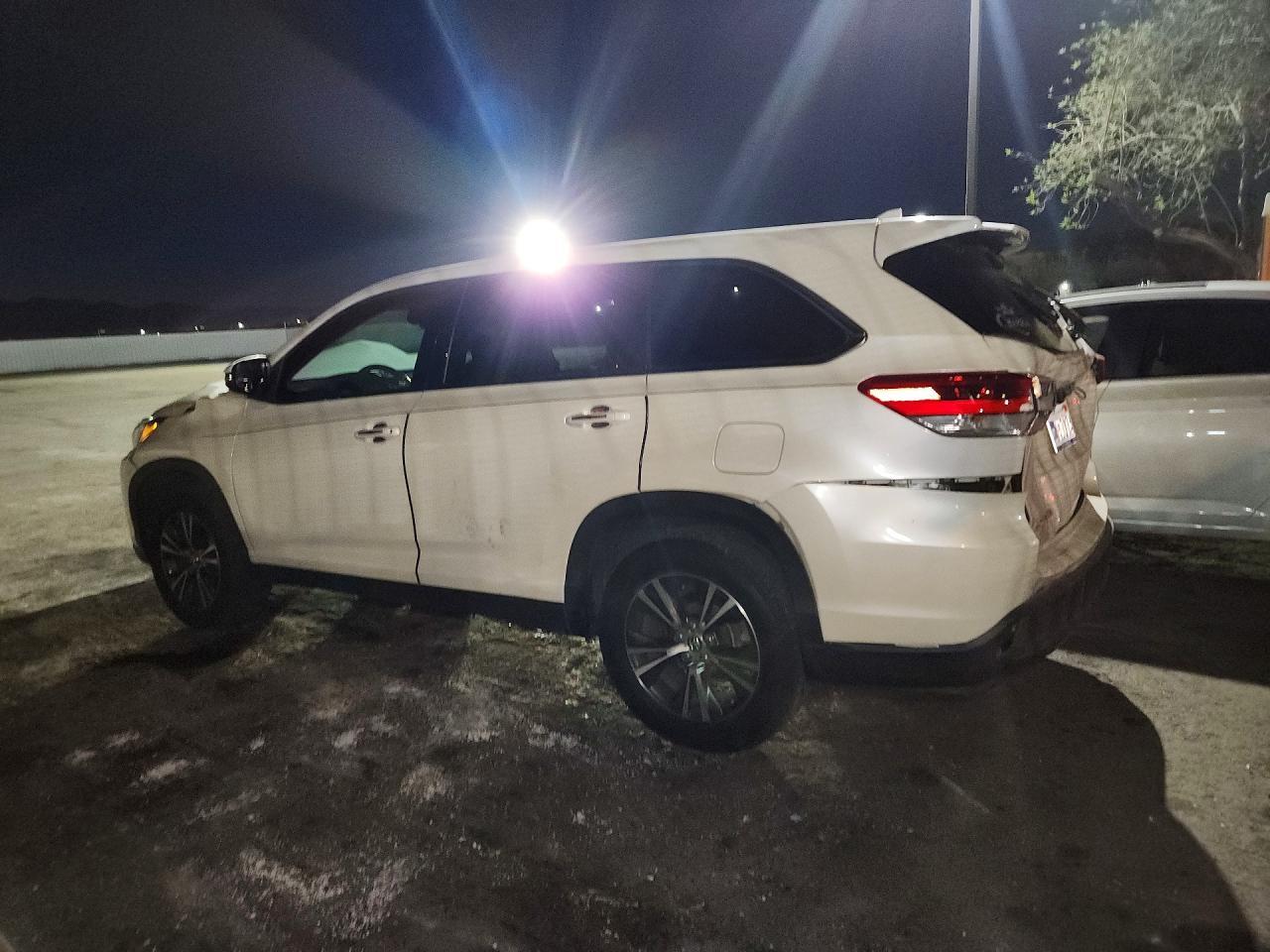 2019 Toyota Highlander Le - zdjęcie 2