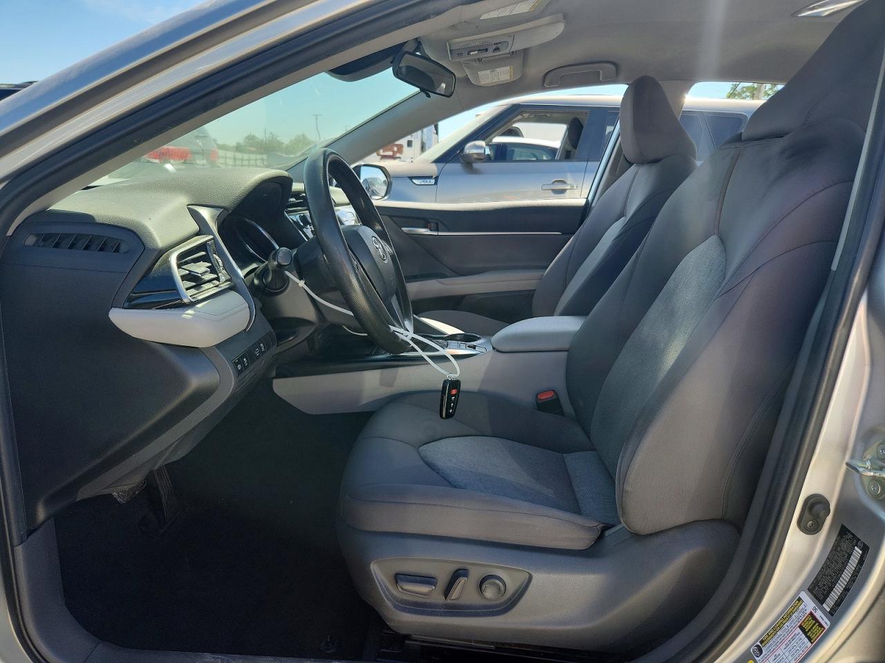 2020 Toyota Camry Hybrid Le - zdjęcie 7