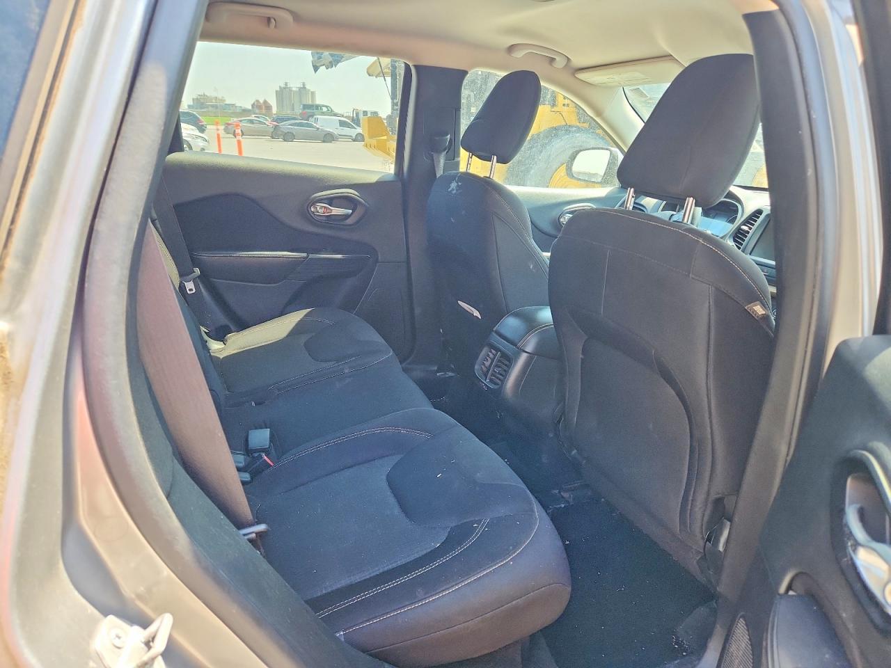 2015 Jeep Cherokee Latitude - zdjęcie 10