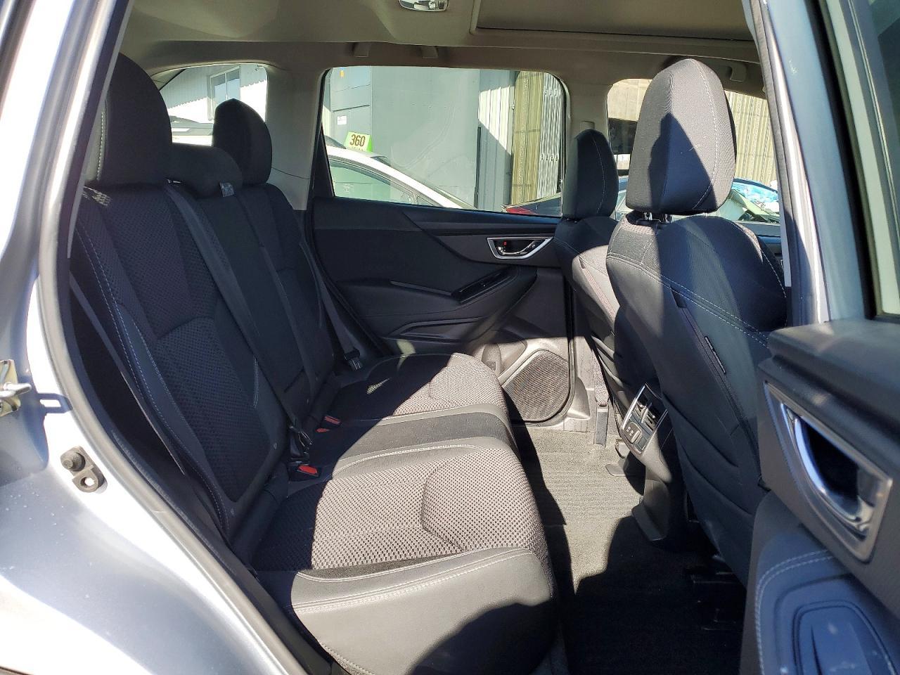 2020 Subaru Forester Premium - zdjęcie 11