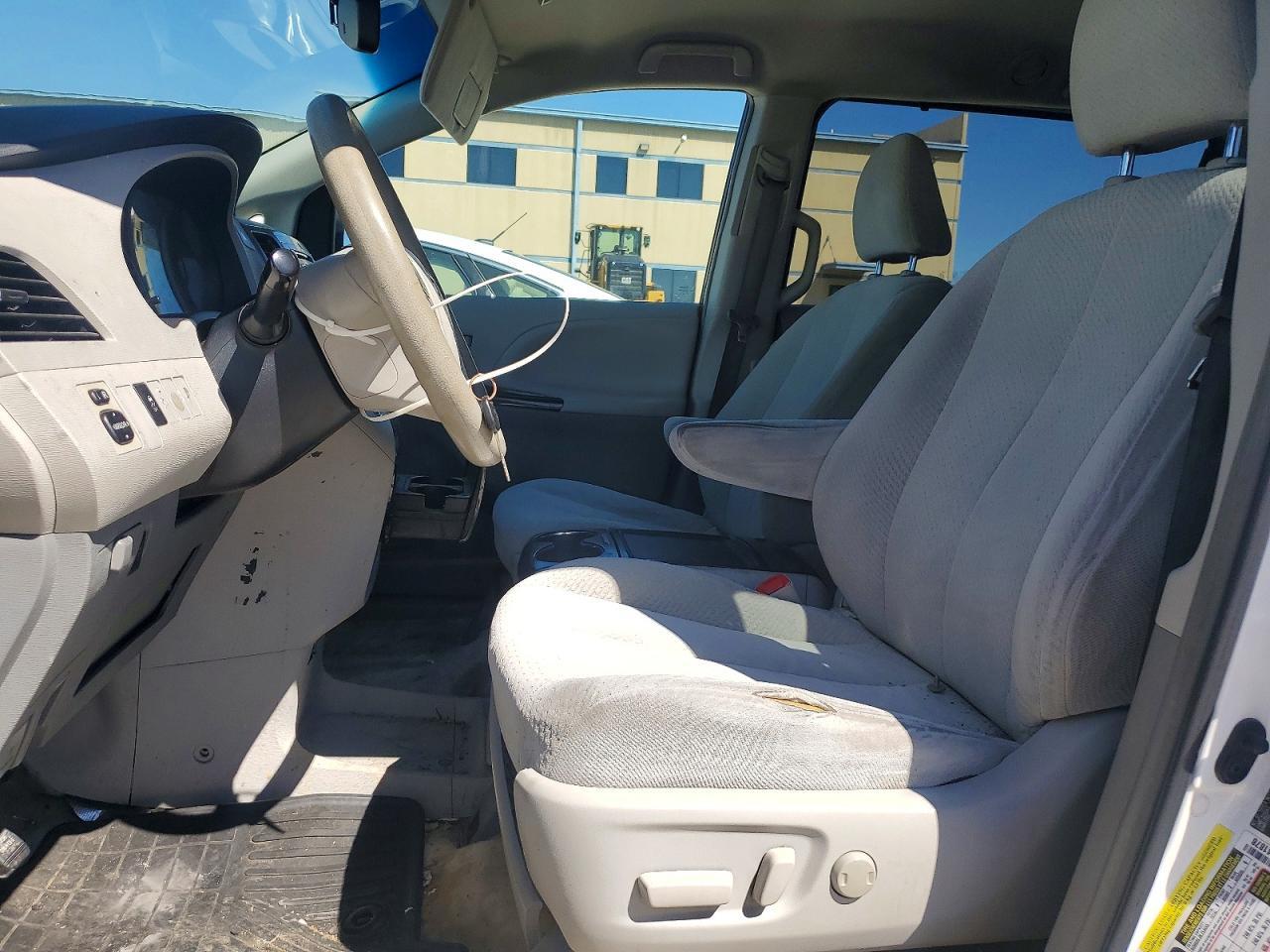 2013 Toyota Sienna Le 8-Passenger - zdjęcie 7