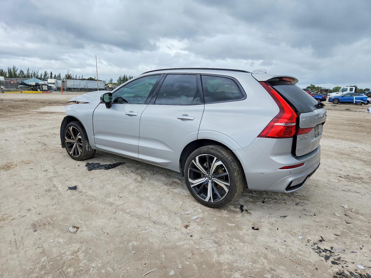 2023 Volvo Xc60 Ultimate - zdjęcie 2