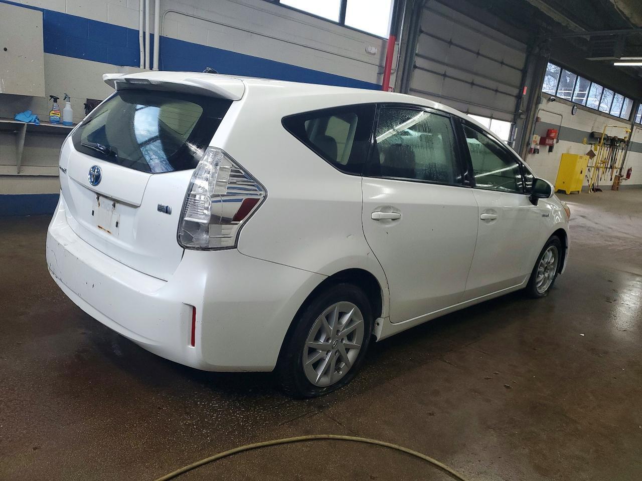 2013 Toyota Prius V Two - zdjęcie 3