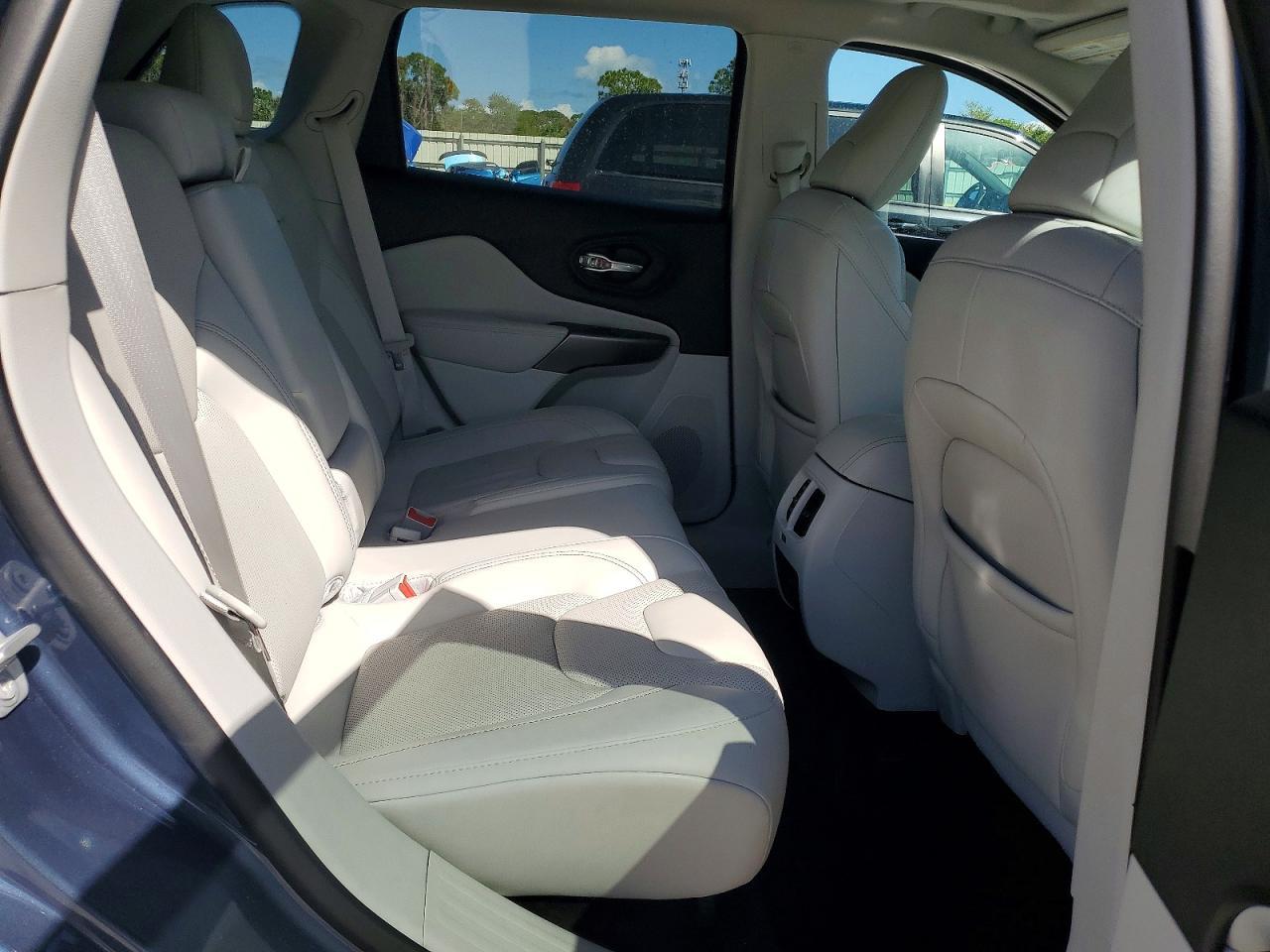 2021 Jeep Cherokee Latitude Lux - zdjęcie 11