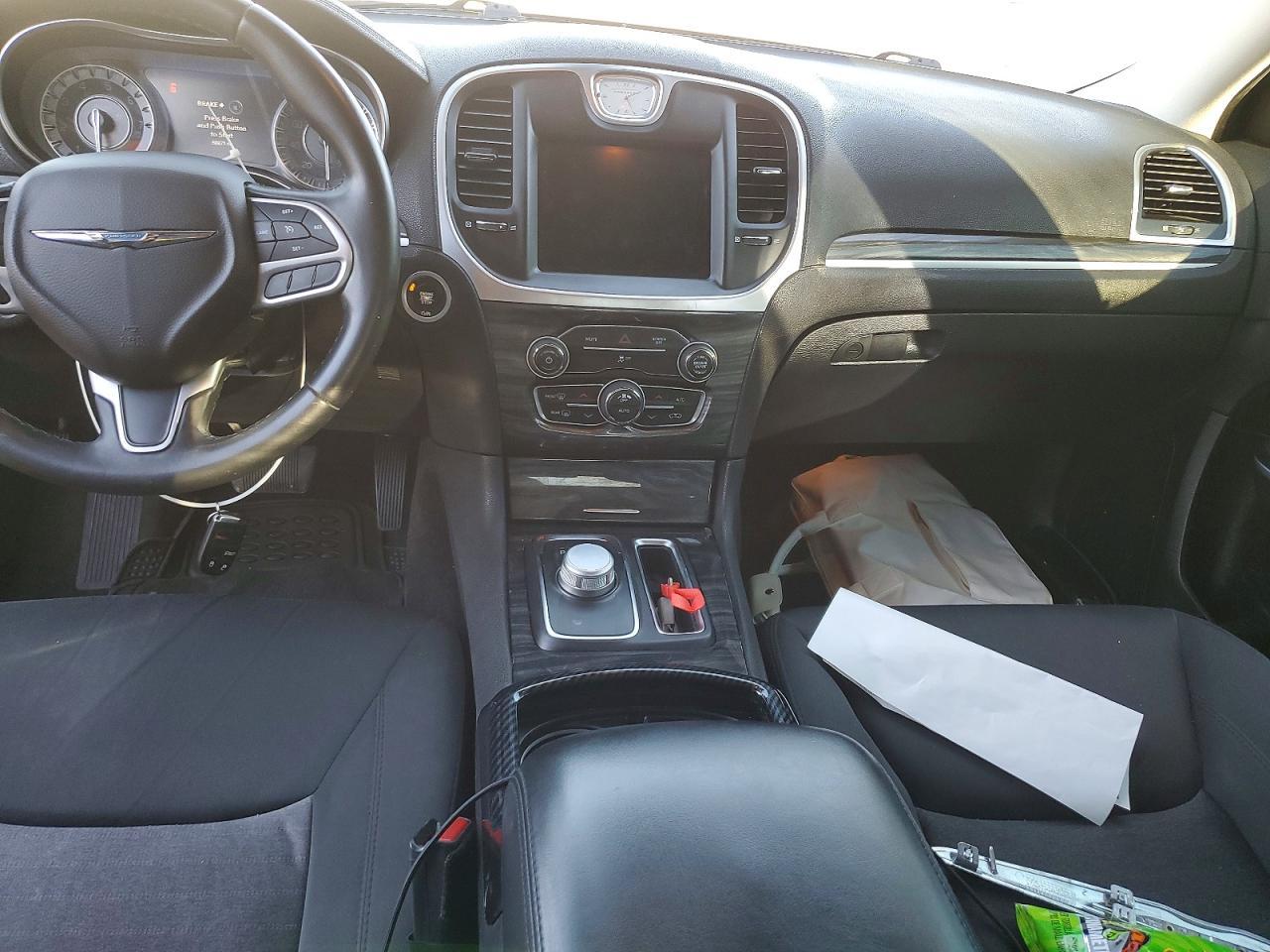 2018 Chrysler 300 Touring - zdjęcie 8