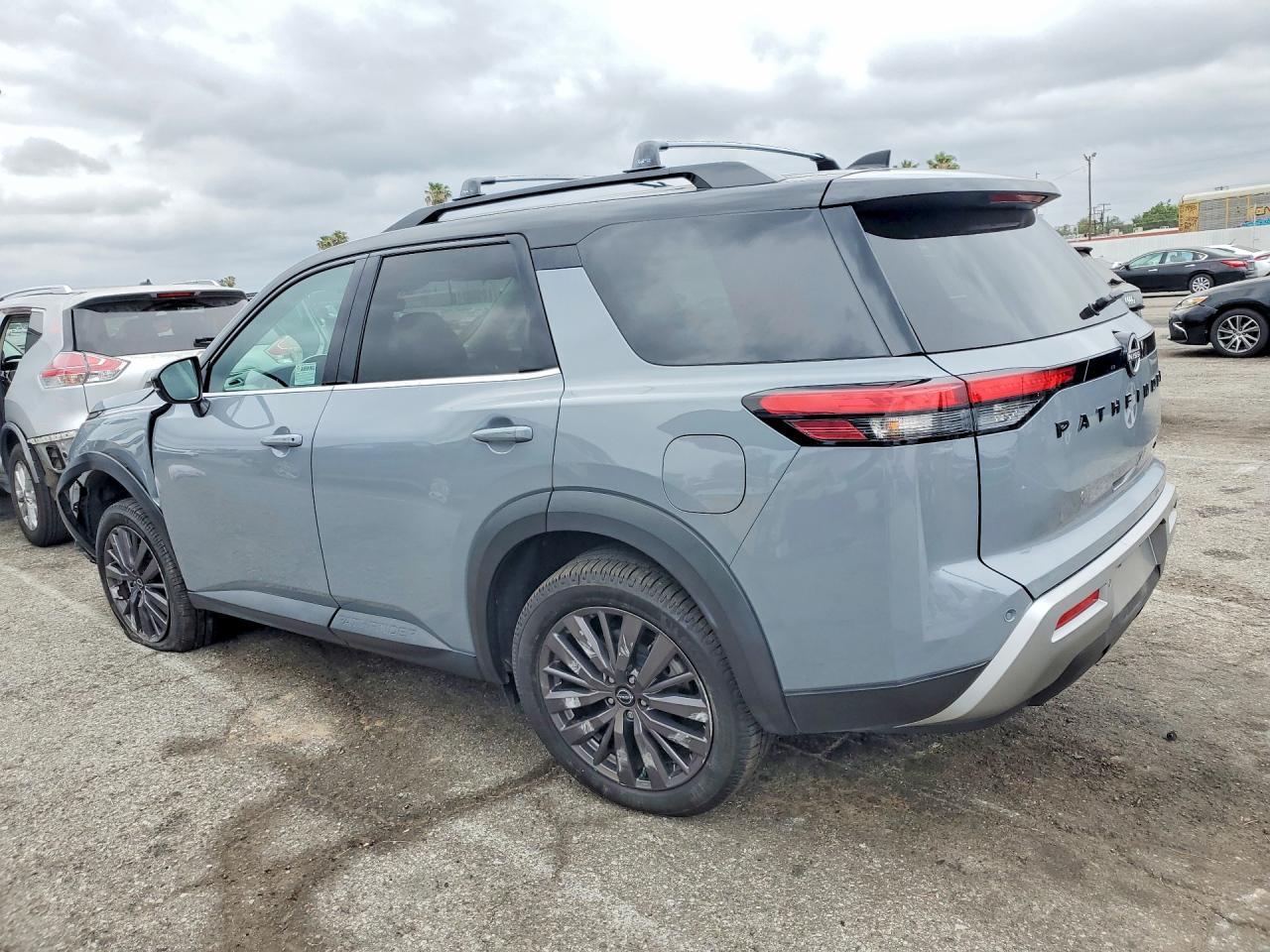 2023 Nissan Pathfinder Sl - zdjęcie 2