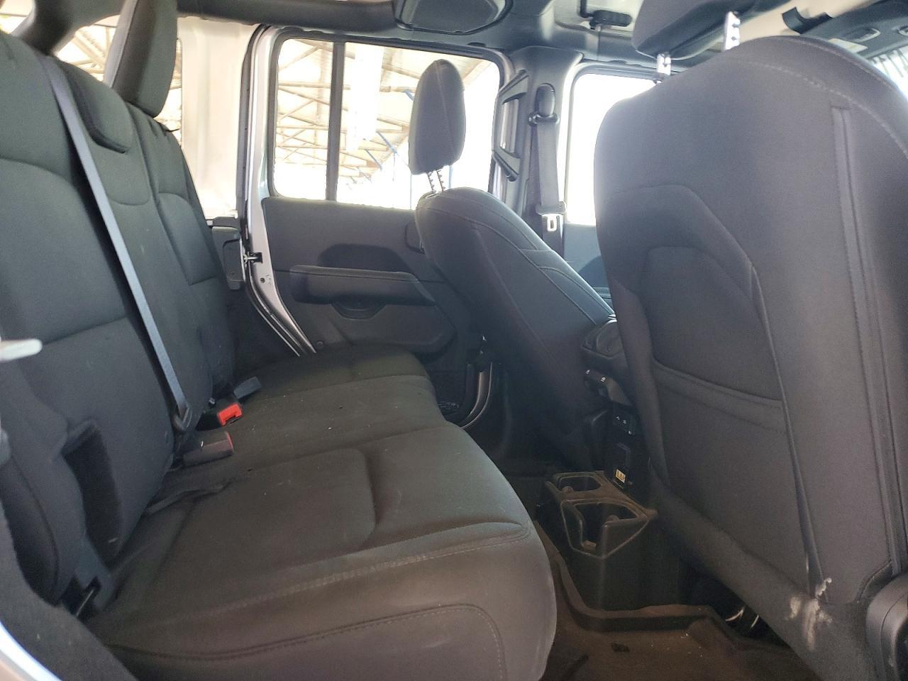 2018 Jeep Wrangler Unlimited Sahara - zdjęcie 10