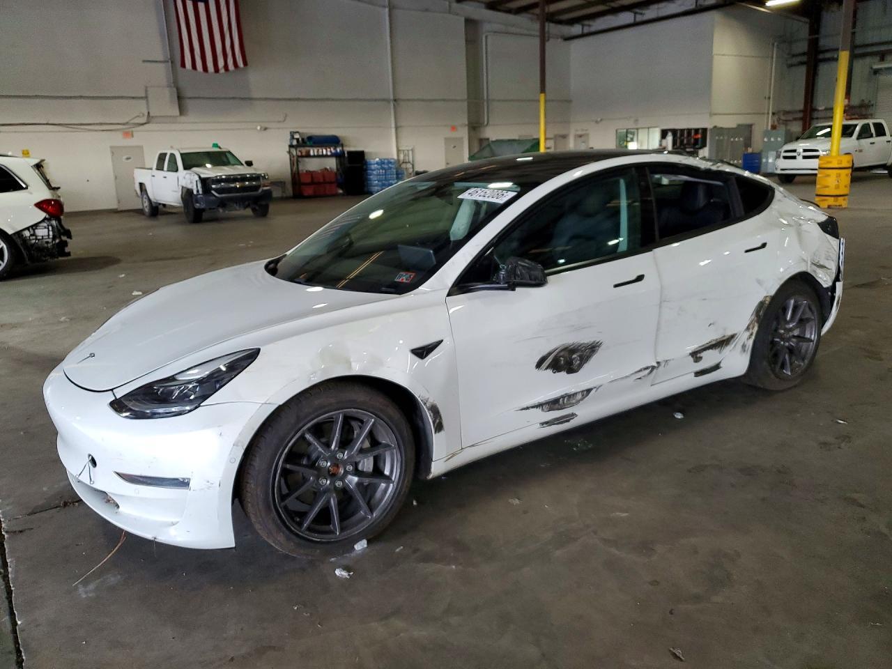 2021 Tesla Model 3 - zdjęcie główne