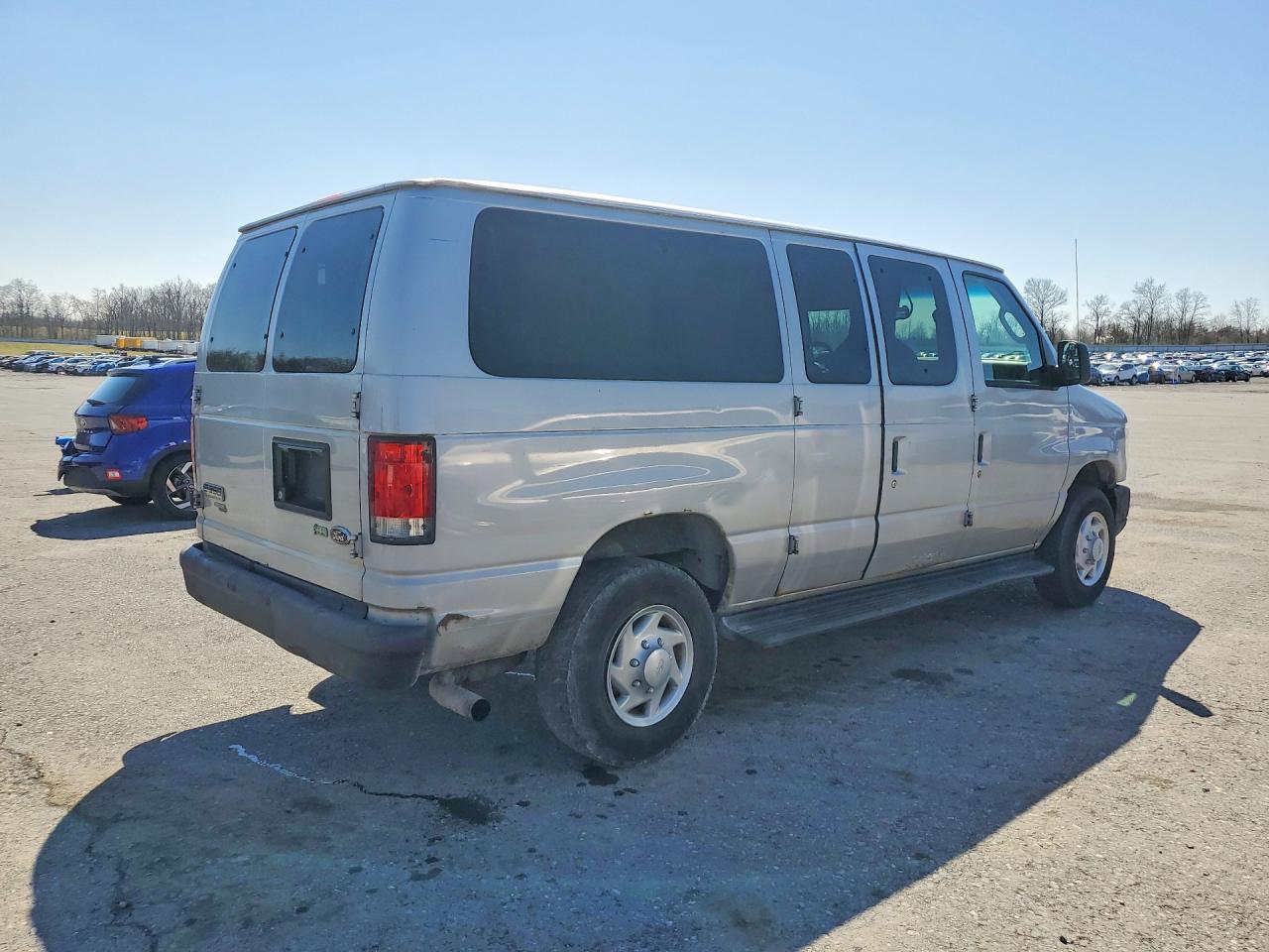 2013 Ford Econoline E350 Super Duty Wagon - zdjęcie 3
