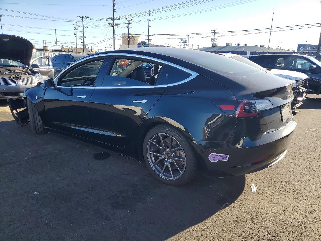 2019 Tesla Model 3 - zdjęcie 2