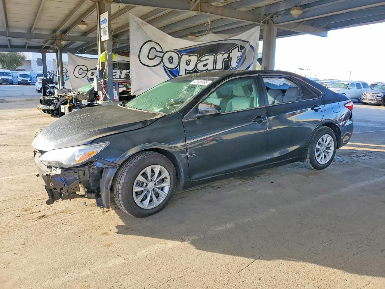 2016 Toyota Camry Le - zdjęcie główne