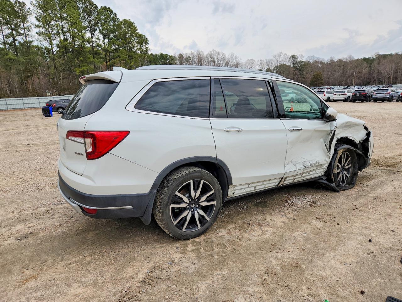 2020 Honda Pilot Touring - zdjęcie 3