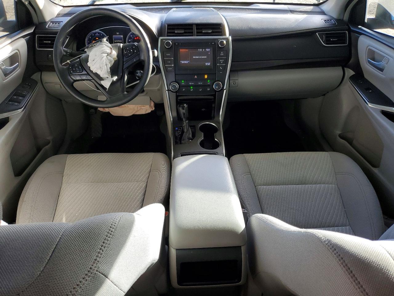 2016 Toyota Camry Le - zdjęcie 8