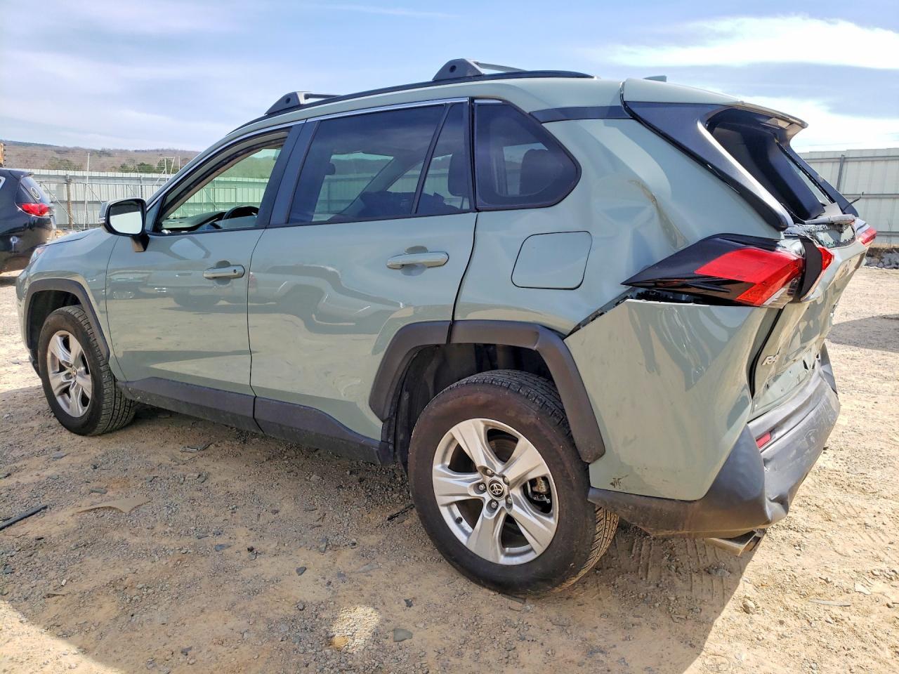 2021 Toyota Rav4 Xle - zdjęcie 2