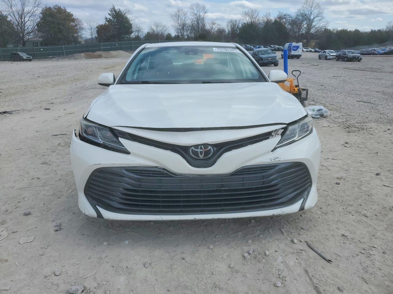 2019 Toyota Camry Le - zdjęcie 5