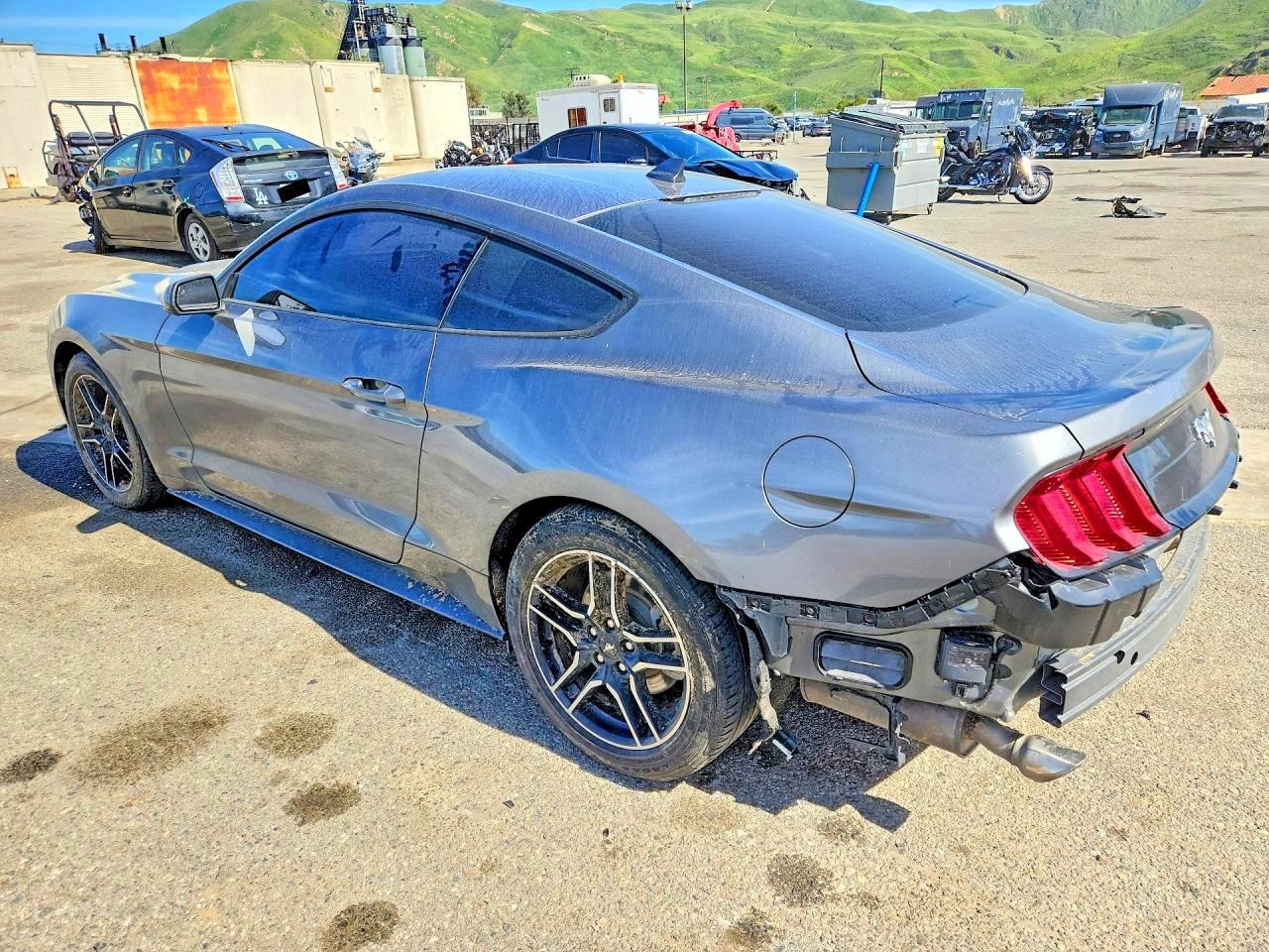 2022 Ford Mustang - zdjęcie 2