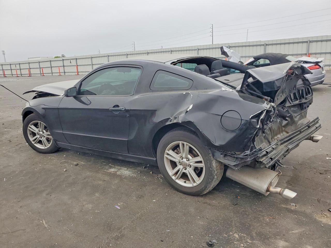 Ford Mustang - zdjęcie 2