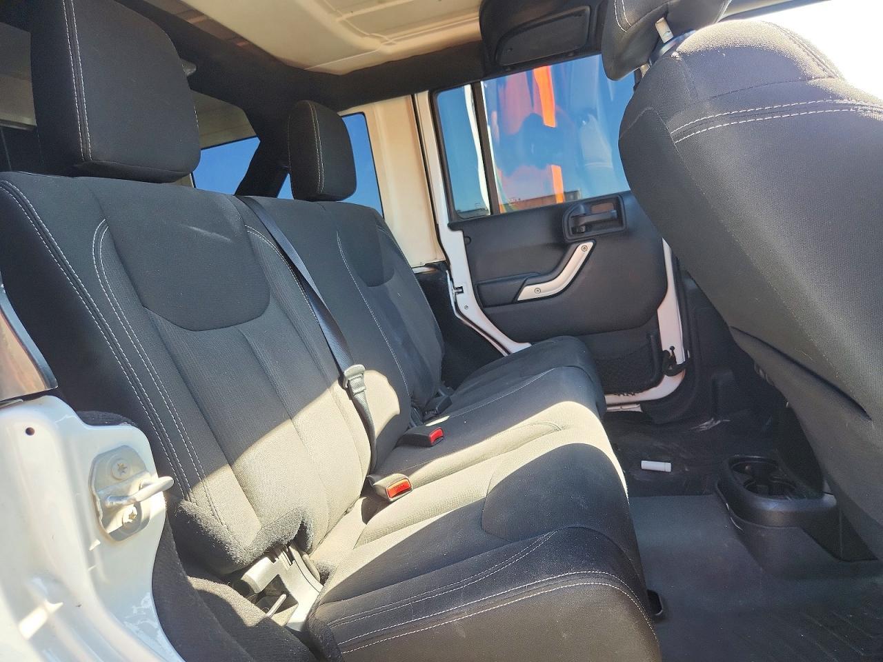 2015 Jeep Wrangler Unlimited Sahara - zdjęcie 10