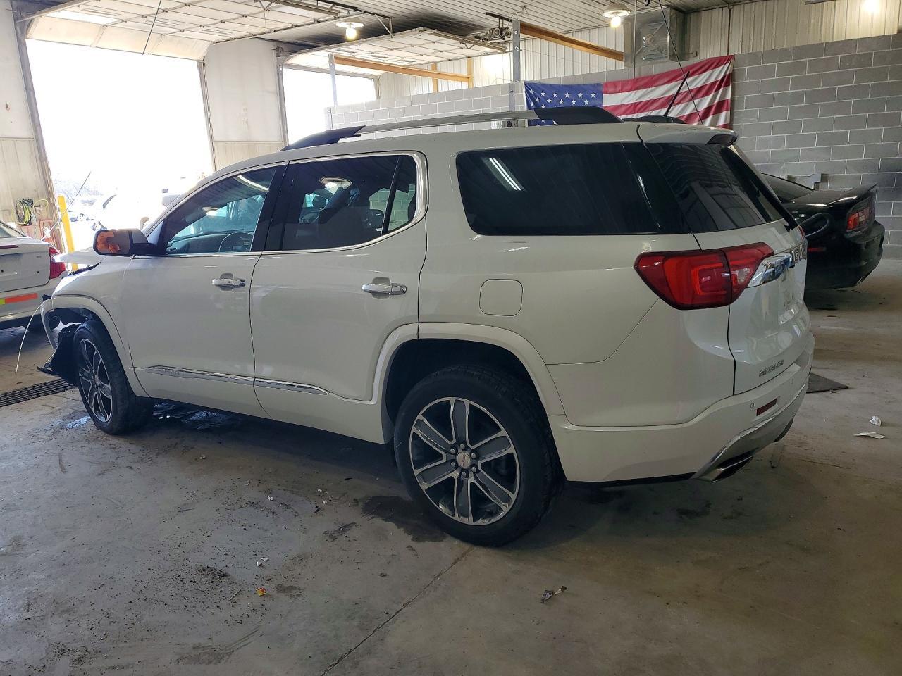 2019 GMC Acadia Denali - zdjęcie 2